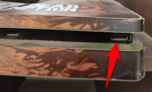 Conecta un extremo del cable al puerto USB de la PS4.