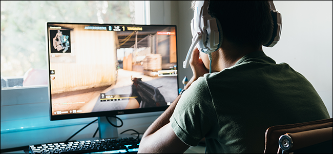 Un jugador juega CS:GO en su computadora.