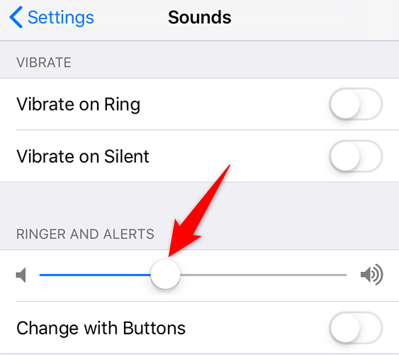 Arrastre los controles deslizantes Tono de llamada y Alertas para cambiar el volumen de la alarma en su iPhone.