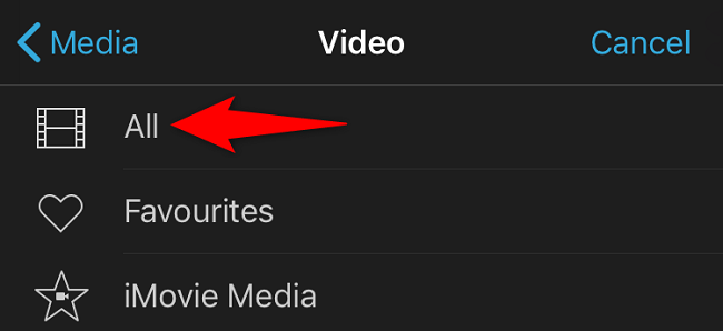 Vaya a Vídeos > Todos. ”></p>
<p>En la página Videos, haga clic en el primer video que desea usar. Luego, en el ícono que se abre, seleccione el ícono de la marca de verificación. Esto agregará el video a su selección. Del mismo modo, toque el segundo video que desea fusionar. Luego toque el icono de marca de verificación. Repita este paso para cada video que desee fusionar.</p>
<p>Cuando haya terminado de seleccionar videos, toque Crear película en la parte inferior de la pantalla. < /p> </p>
<p><img class=