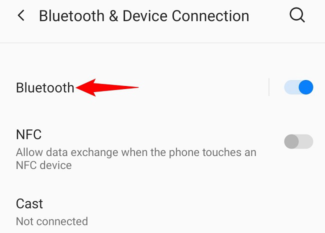Vaya a Conexiones de dispositivos Bluetooth > Bluetooth en Configuración. ></p>
<p>Asegúrese de que la palanca en la parte superior esté habilitada. Luego toque la opción Emparejar nuevo dispositivo.</p>
<p><img class=