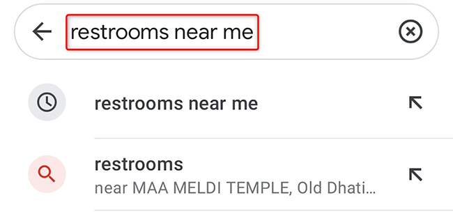 Escriba baños cerca de mí en el campo Buscar aquí en la aplicación Google Maps.
