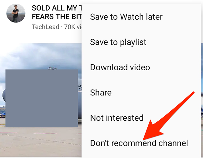 Seleccione No recomendar canales en el menú de tres puntos de un video en la aplicación de YouTube.