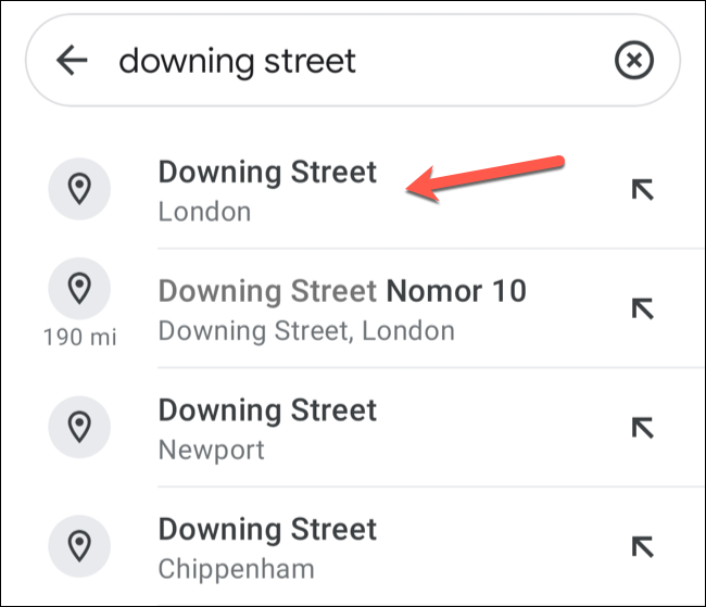 Para colocar automáticamente un pin en Google Maps en su dispositivo móvil, busque una ubicación usando la barra de búsqueda, luego haga clic en una de las sugerencias de búsqueda a continuación.