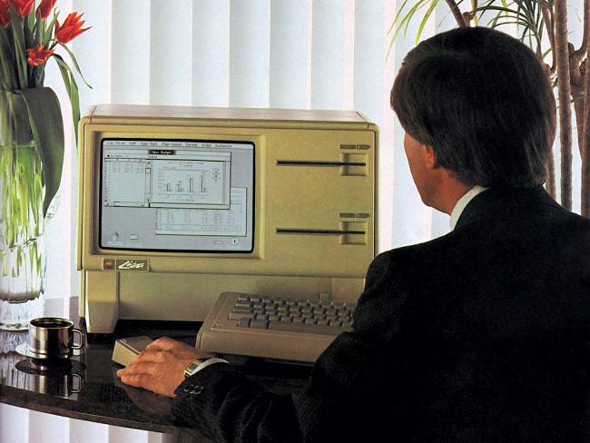 Un hombre usa una computadora Apple Lisa.
