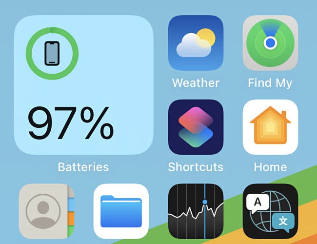 Ejemplo de un widget de batería que muestra el porcentaje de batería del iPhone en la pantalla de inicio.