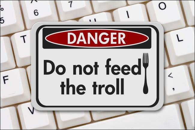 Peligro: No alimente letreros de trolls en los teclados de las computadoras.