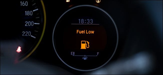 Mensaje de combustible bajo en el indicador de combustible.