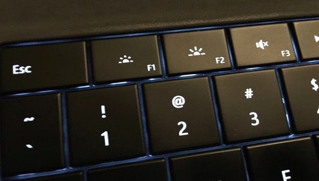 Teclas de brillo en la fila superior del teclado Microsoft Surface.