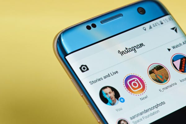 La aplicación de Instagram se abre en un teléfono inteligente y muestra historias y transmisiones en vivo.