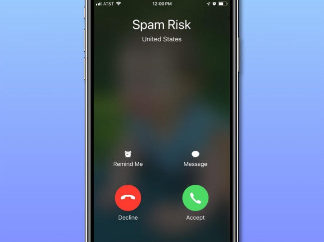 Etiqueta de riesgo de spam en la pantalla de llamadas del iPhone.