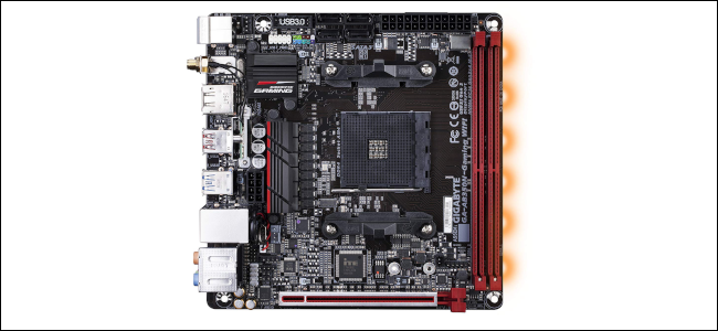 Placa base Mini-ITX desnuda con dos ranuras RAM y una ranura PCIEe.