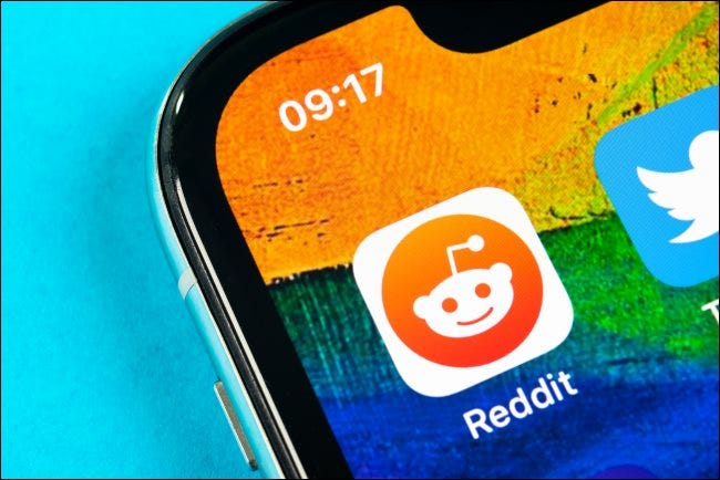 El logotipo de la aplicación Reddit en la pantalla de inicio del iPhone.
