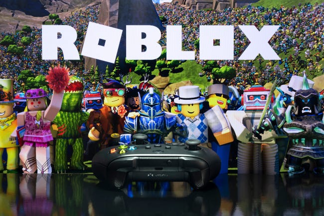 Arte promocional para el juego de Roblox detrás del controlador de Xbox.
