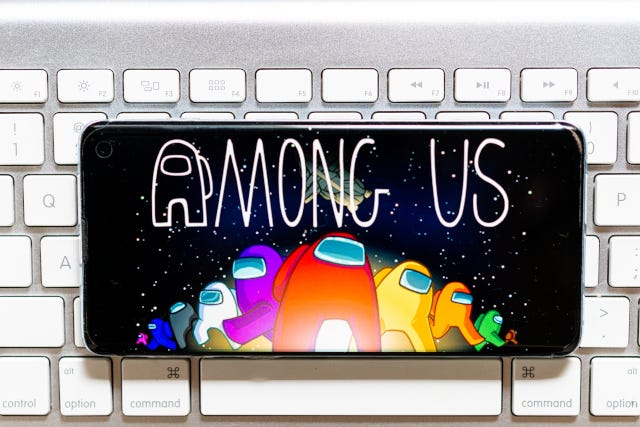 Smartphone en teclado con pantalla de título para Among Us
