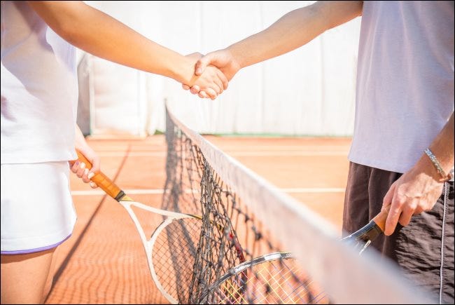 Dos jugadores dándose la mano en la cancha de tenis